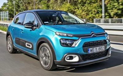 Niebieski Citroen C3 w ruchu. Sprawdź atrakcyjną cenę tego miejskiego auta!