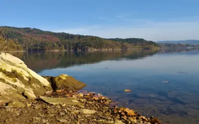Kamieniste brzegi jeziora, lasy na wzgórzach i spokojna tafla wody tworzą idealne miejsca do wędkowania.