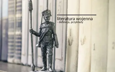Figurka żołnierza na tle regału z książkami.