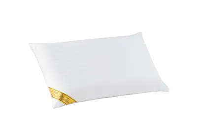 Almohada blanca a rayas, medida para cama de 135, con etiqueta dorada de la marca Silis.