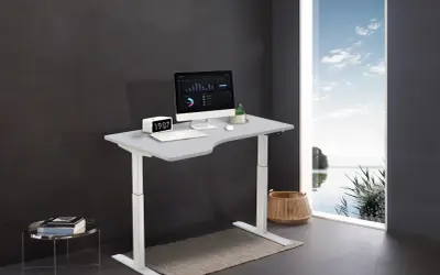 Bureau moderne avec plan de travail ergonomique, ordinateur, horloge et vue sur la nature. Une idée pour un espace de travail inspirant.