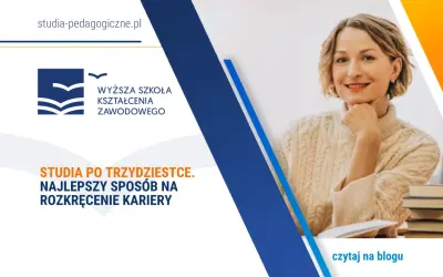 Uśmiechnięta kobieta z książkami, idealna do promocji przygotowania pedagogicznego online. Studia po trzydziestce to szansa na rozwój.