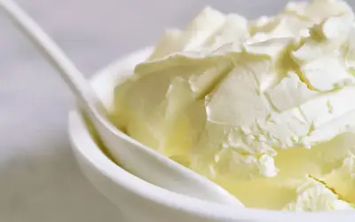 Kremowa masa w miseczce, idealna do deserów. Szukasz, czym zastąpić mascarpone? Oto inspiracja!