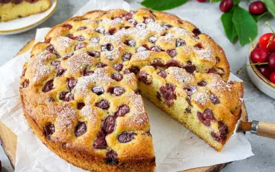 Saftiger Kirschkuchen, perfekt für jedes Kirschkuchen Rezept. Mit Puderzucker bestäubt und voller Kirschen.