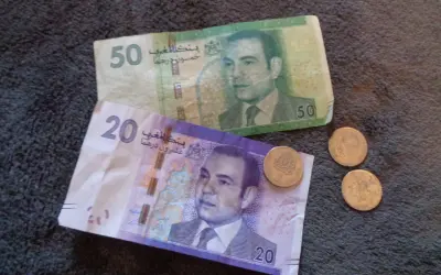Banknoty 20 i 50 dirhamów, czyli walutą, jaką płaci się w Maroko, oraz monety.