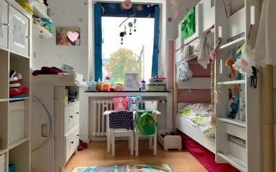 Ein gemütliches Kinderzimmer für einen Jungen von 7 Jahren, mit Hochbett, Spielzeug und einem bunten Teppich.