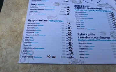 Menu nad morzem: ile kosztuje obiad? Ceny ryb smażonych zaczynają się od 16 zł za 100g. Ryba z pieca lub grilla z masłem czosnkowym kosztuje od 19 zł za 100g.