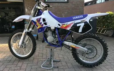 Yamaha cross 125 z numerem 7 na tabliczce. Zastanawiasz się, ile pojedzie cross 125? Ten model wygląda na gotowy do akcji!