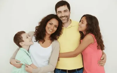 Familia feliz y sonriente. Los padres aprenden en cursos para padres.