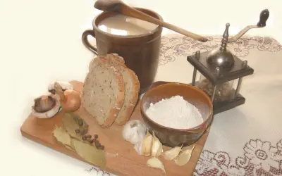 Składniki na pyszny żurek: zakwas, chleb, cebula, czosnek, grzyby, liście laurowe, pieprz.