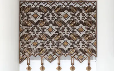 Grille décorative en métal aux motifs géométriques et ondulés, œuvre de Raymond Subes.