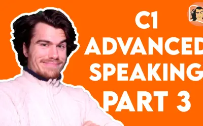 Młody mężczyzna uśmiecha się, przygotowując do części 3 egzaminu C1 Advanced Speaking.
