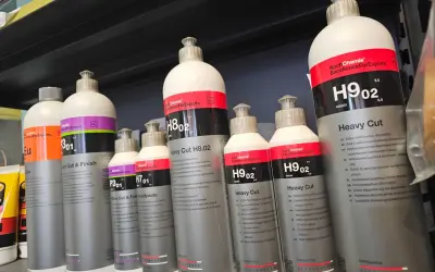 Butelki z pastami polerskimi Koch Chemie. Szukasz odpowiedzi na pytanie, czym zmyć pastę polerską? Na półce znajdziesz różne produkty do detailingu.