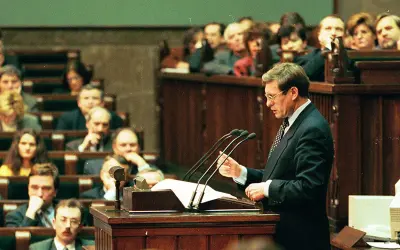 Leszek Balcerowicz przemawia w Sejmie, prezentując swój plan reform. Słuchają go posłowie.