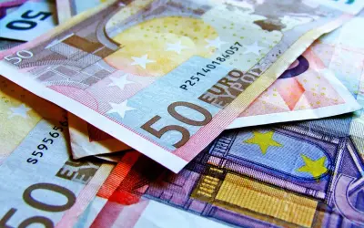Stos pięćdziesięcioeuroowych banknotów. Widać fragmenty z cyfrą 50 i napisem "EURO".