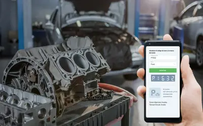 Mecánico usa app para diagnosticar código P1632 Ford en motor.