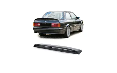 Czarne BMW E30 z zamontowanym spoilerem na klapie bagażnika i osobno pokazana lotka.