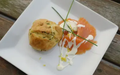 Matiga muffins med örter serveras med gravad lax, en klick gräddfil och citronzest.