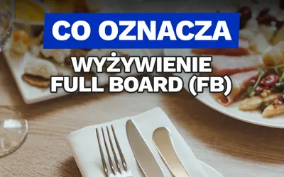 Co to znaczy wyżywienie full board (FB)? Talerze z jedzeniem i nakrycie stołu sugerują obfitość posiłków.