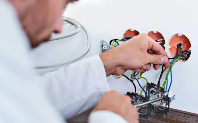 Ile kosztuje położenie elektryki w domu? Sprawdź, co wpływa na ceny