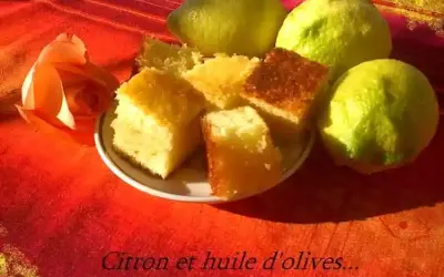 Gâteau au citron et à l'huile d'olive, une recette gâteau simple et délicieuse. Des parts de gâteau moelleux côtoient des citrons frais et une rose orangée sur un fond rouge.