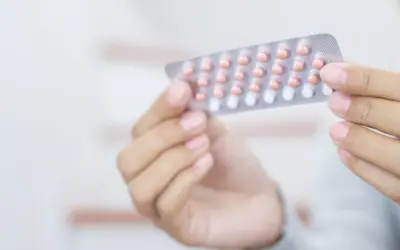 Dłoń trzyma blister z tabletkami antykoncepcyjnymi. Wiele osób szuka informacji o tabletki antykoncepcyjne nazwy.