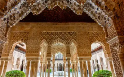 Detalles intrincados de la Alhambra, un lugar que te hará preguntar cuanto se tarda en visitar la Alhambra para admirar tanta belleza.