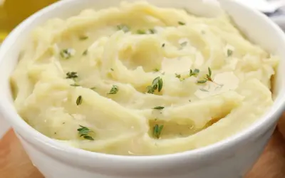 Puszyste puree ziemniaczane z gałązkami tymianku. Idealne, gdy chcesz wiedzieć, jak zrobić puree.