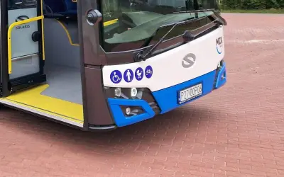 Autobus MZK Suwałki z oznaczeniami dla niepełnosprawnych, rodziców z dziećmi i rowerzystów.