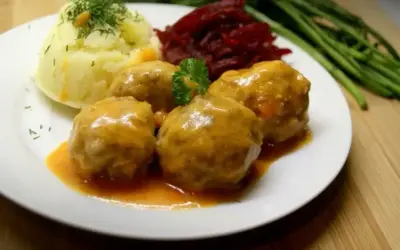 Pulpety w sosie pomidorowym bez smażenia, podane z puree ziemniaczanym i buraczkami. Pyszny, domowy obiad.
