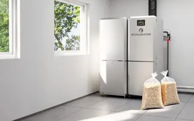 Nowoczesny piec na pellet Stalmark i dwa worki z pelletem. To rozwiązanie, jak zrobić zasobnik na pellet, jest proste i efektywne.