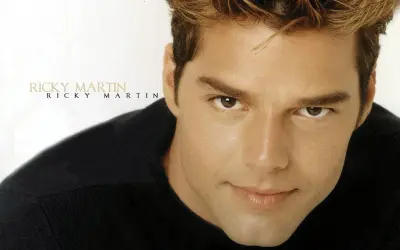Ricky Martin, uno dei più famosi cantanti spagnoli giovani, con un'espressione intensa.