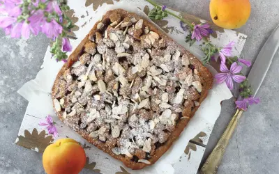 Sbriciolata marmellata Bimby senza burro, croccante e profumata, guarnita con mandorle e zucchero a velo. Perfetta per ogni occasione.