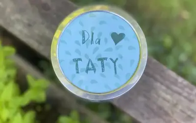 Uroczy prezent na Dzień Ojca od przedszkolaka. Okrągły, błękitny medalion z napisem "Dla Taty" i serduszkiem.