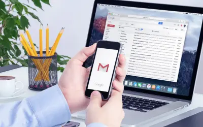 Na tablecie widać ekran Gmail, a obok telefon z ikoną poczty. Jak wylogować się z konta Google na tablecie?