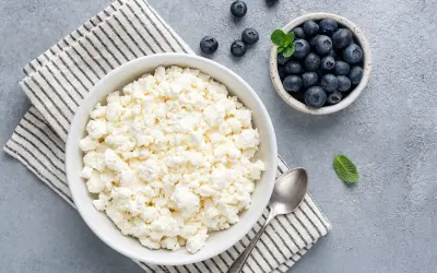 Ricotta di capra, un alimento leggero e nutriente. Scopri i suoi valori nutrizionali per una dieta sana e gustosa.