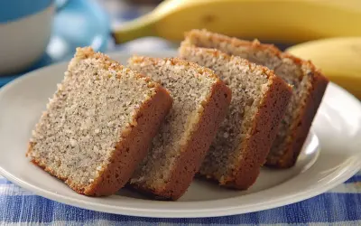 Fredriks fika: saftig banankaka i skivor på en vit tallrik, med en banan i bakgrunden.