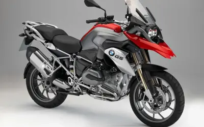 BMW GS 1200, z czerwono-srebrnym malowaniem, gotowy na przygodę. Sprawdź jego dane techniczne!