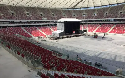 Przygotowania do wielkiego koncertu PGE Narodowy. Scena gotowa, trybuny czekają na tłumy.