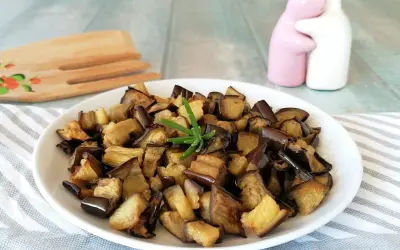 Melanzane in friggitrice ad aria, dorate e saporite, pronte per essere gustate. Un rametto di rosmarino le impreziosisce.