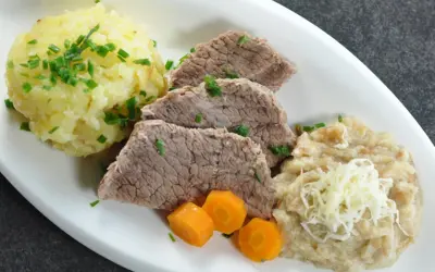Zartes Tafelspitz-Rezept mit Kartoffelpüree, Apfelkren und Karotten.