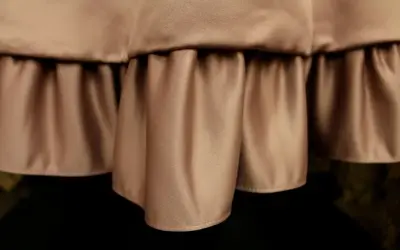Miękka satyna tworzy falbanki, nadając tkaninie lekkości i elegancji. To właśnie satyna co to za materiał?