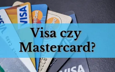 Kilka kart debetowych Visa i Mastercard ułożonych na ciemnym tle. Tekst "Visa czy Mastercard?" na niebieskim tle.