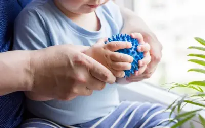 Piłeczki sensoryczne dla niemowląt od kiedy? Kluczowe informacje dla rodziców