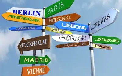 Señalización de ciudades europeas, como París, Berlín, Madrid y Londres, ideal para estudiantes que buscan becas Erasmus.