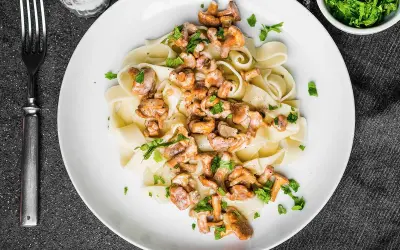 Pappardelle z kurkami w kremowym sosie. Dowiedz się, jak zrobić sos kurkowy, żeby nie był gorzki i zachwycał smakiem.