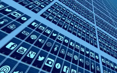 Wiele ikon aplikacji społecznościowych na ekranach smartfonów. Chcesz wiedzieć, jak wyjść z grupy na FB? To proste, wystarczy kliknąć.