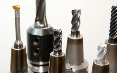 Varias brocas de widia para mecanizado de precisión. Cada broca de widia sirve para un corte específico en metales.