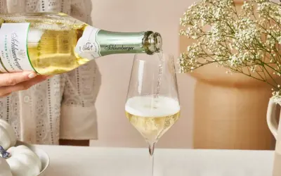 Schlumberger Grüner Veltliner Sekt wird ins Glas gegossen. Der Prosecco hat einen angenehmen prozentualen Alkoholgehalt.
