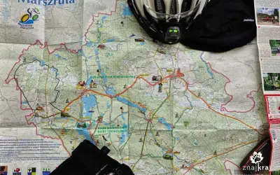 Mapa Kaszubska Marszruta z kaskiem i rękawicami rowerowymi, gotowa na wyprawę po malowniczych trasach.